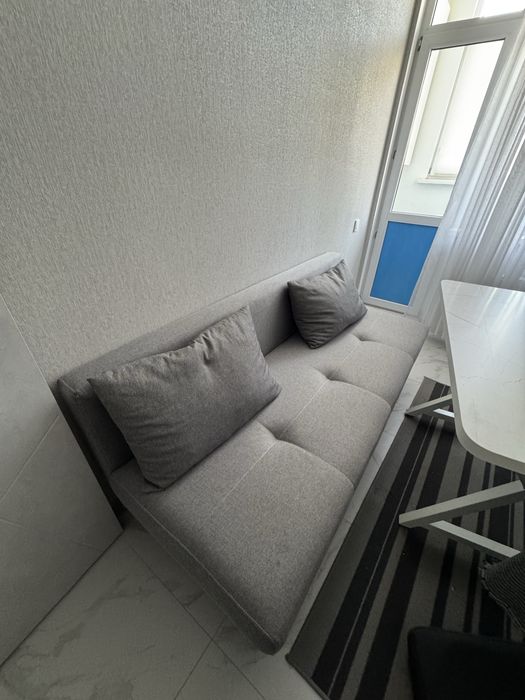 Диван с подушками