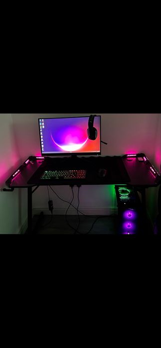 Masa gaming RGB.