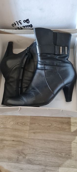 Продам женские демисезонные ботинки