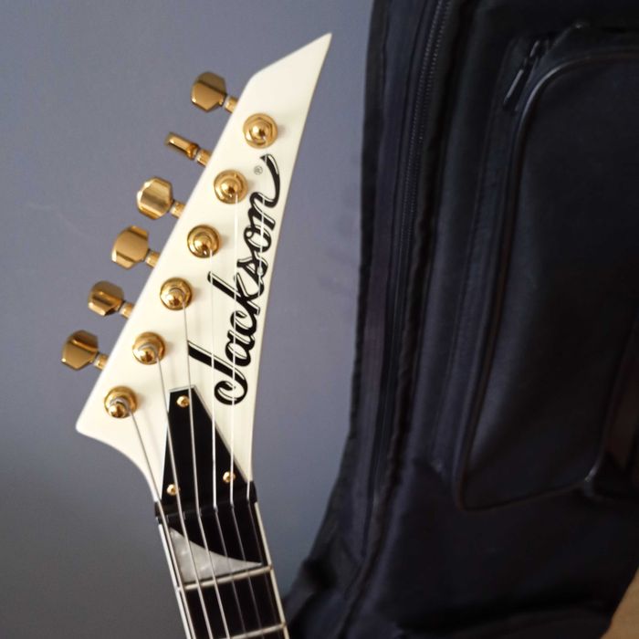 Chitară electrică Jackson Pro Rhoads RRT-3 cu husă, Dunlop StrapLocks și stand Fender
