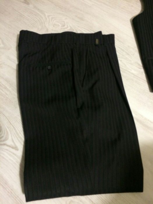Costum negru cu dungi