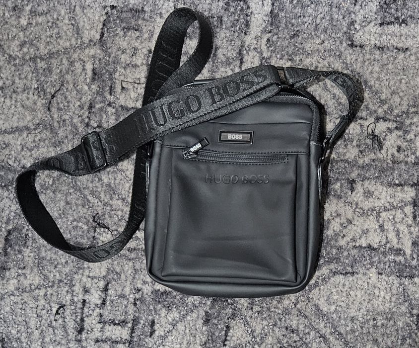 Geantă Hugo Boss crossbody neagră, ca nouă, multiple buzunare
sau