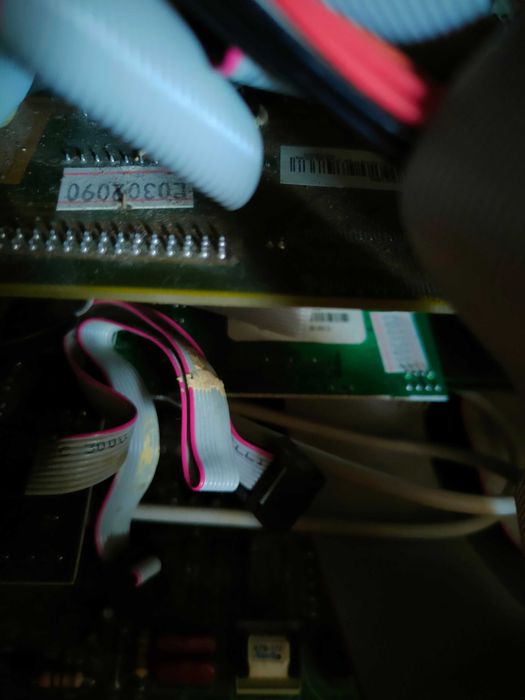 Продавам стационарен компютър с монитор, тонколони, мишка и клавиатура