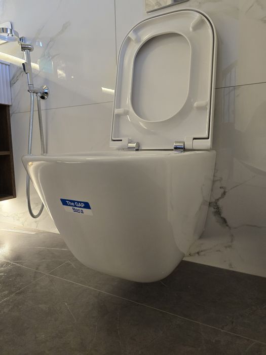 Фарфоровый неиспользованный унитаз Roca The Gap