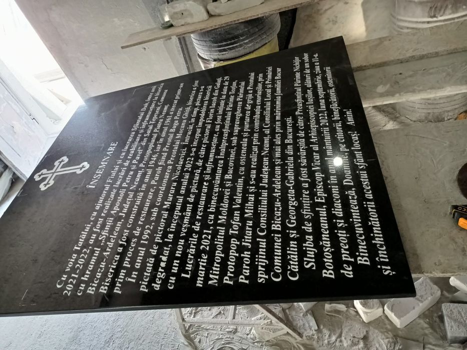 Scriem cruci/placi comemorative.Monumente funerare. 5 lei/caract.