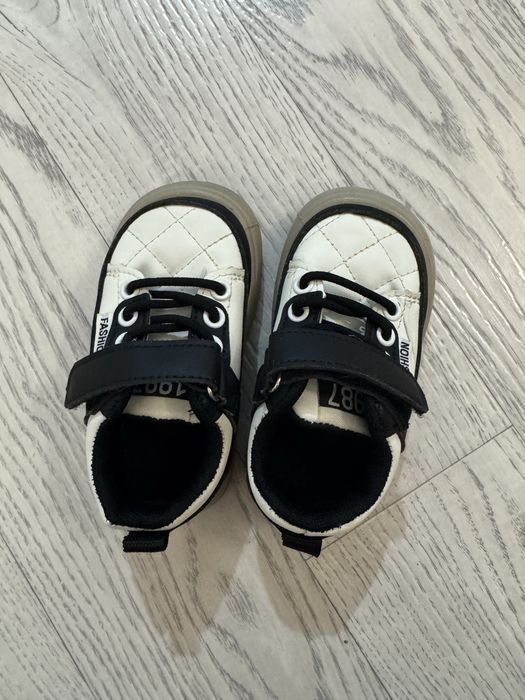 Кроссовки на весну и лето