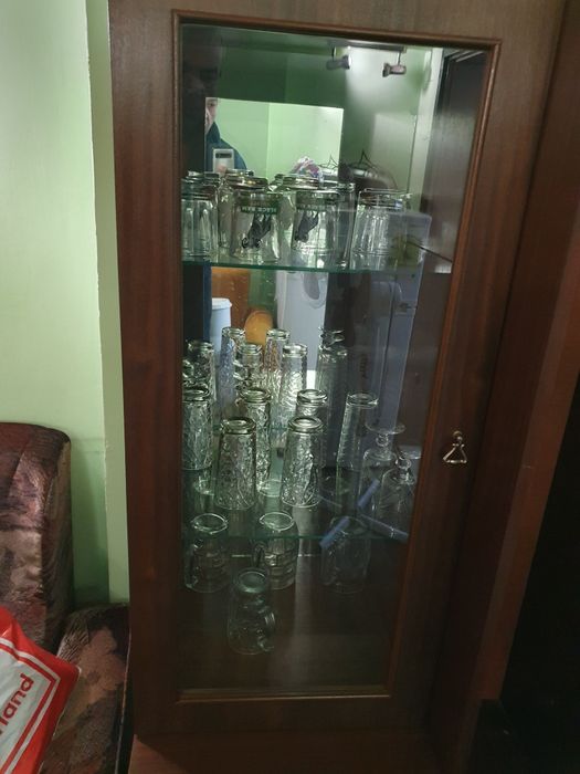 Дървени шкафове, скрин секция със стъкло.