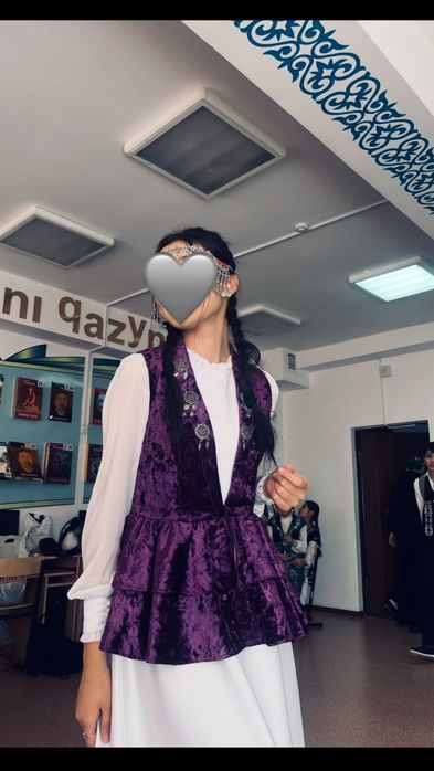 Ақ көйлек кәжекейімен.