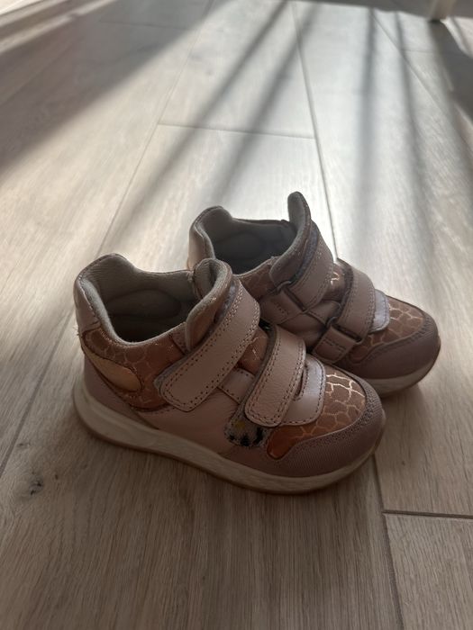 Продам детскую обувь