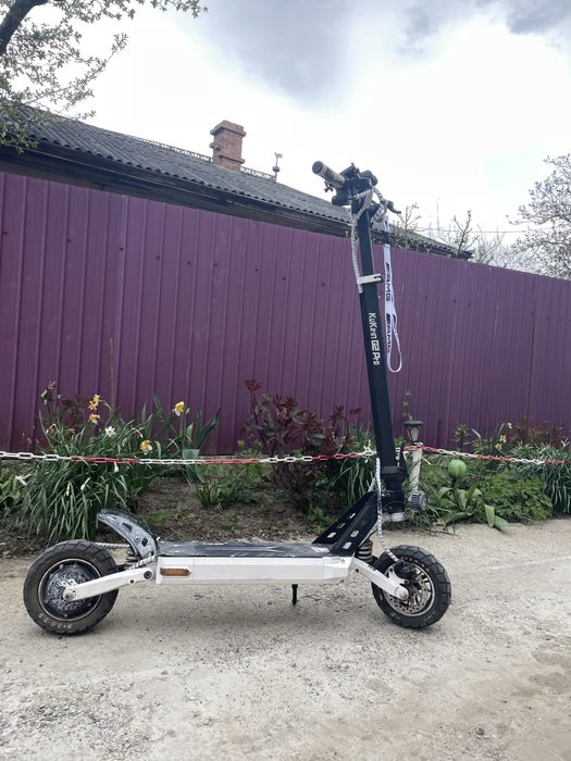 Vând trotineta electrica Kukirin G2 Pro custom alb cu scaun confortabil