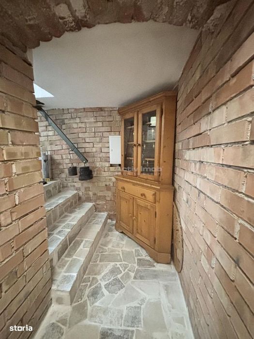 Refugiu urban cu personalitate – Casa cu mansarda si crama amenajata -