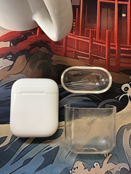 Продам кейс airpods 2 без наушников