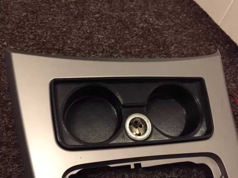 BMW E90 E91 E92 E93: Поставка за чаши със запалка (Cup Holder)