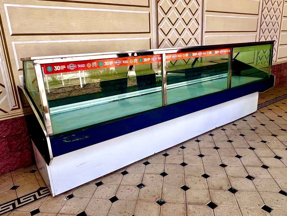 Vitrina Xolodelnik. 3,5 metr. Motori yoʻq. B/u