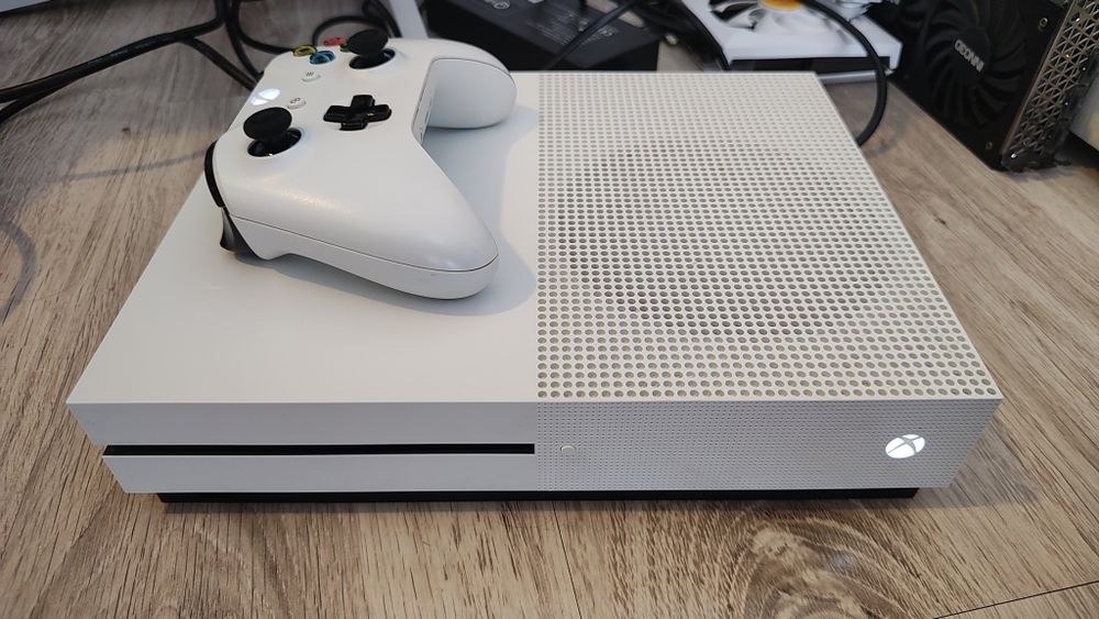 Xbox One S 4K 1TB cu disk, 1 controller, joc SW BF2