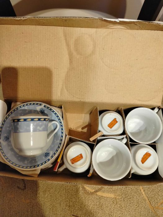 Сервиз за кафе с цветни мотиви