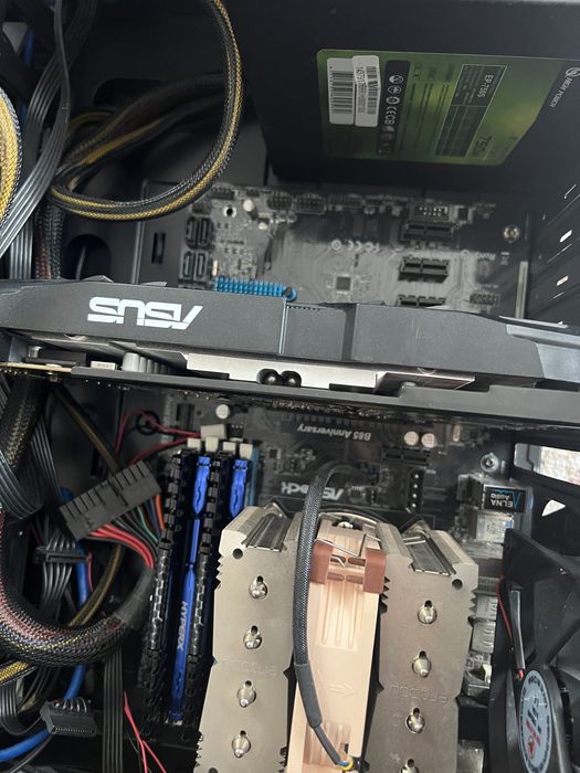 Vand pc defect! Pentru piese.