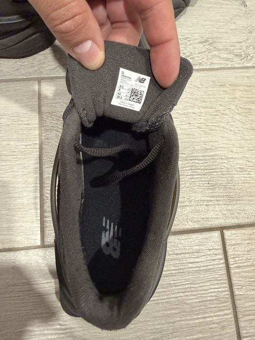 Продавам маратонки New Balance носени само 2 пъти . Размер EU 42/US 8,5 /26,5 см .