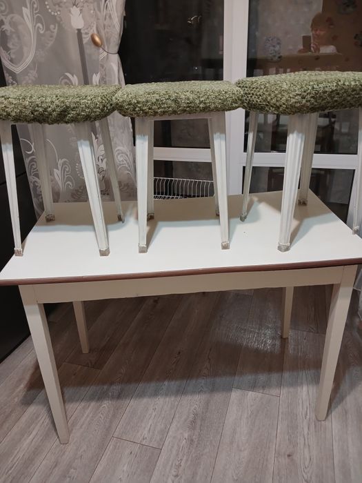 3 табуретки металлические ножки+ 2 мягких стула