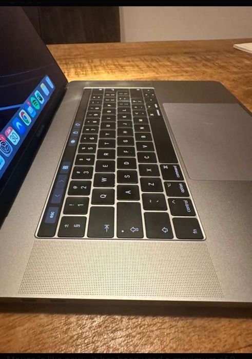 Macbook Pro 15 i7 (с нов екран и клавиатура)