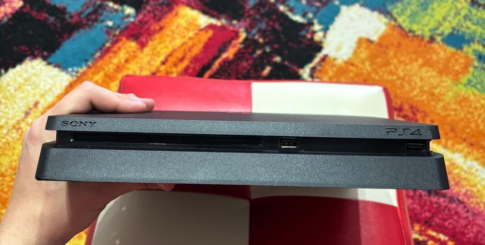 PS4 Slim funcțional + cablu de alimentare!Citiți descrierea