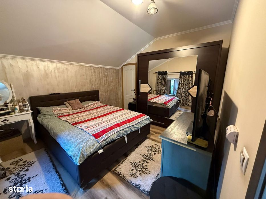 Spatiu comercial+locuinta la mansarda,3 dormitoare, living,5 bai, tere