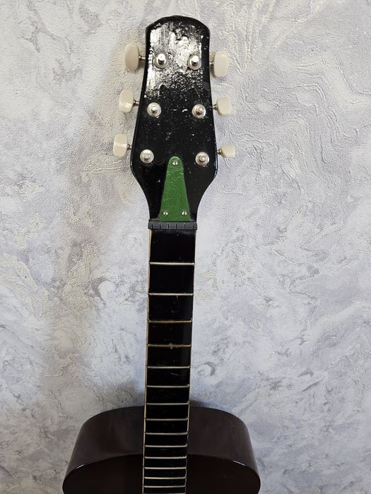 Винтажная акустическая гитара СССР как декор на стену