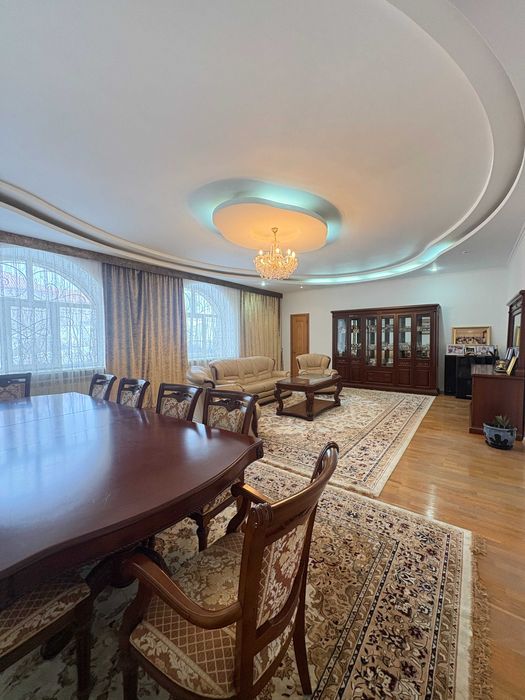 Продам коттедж в самом центре города!