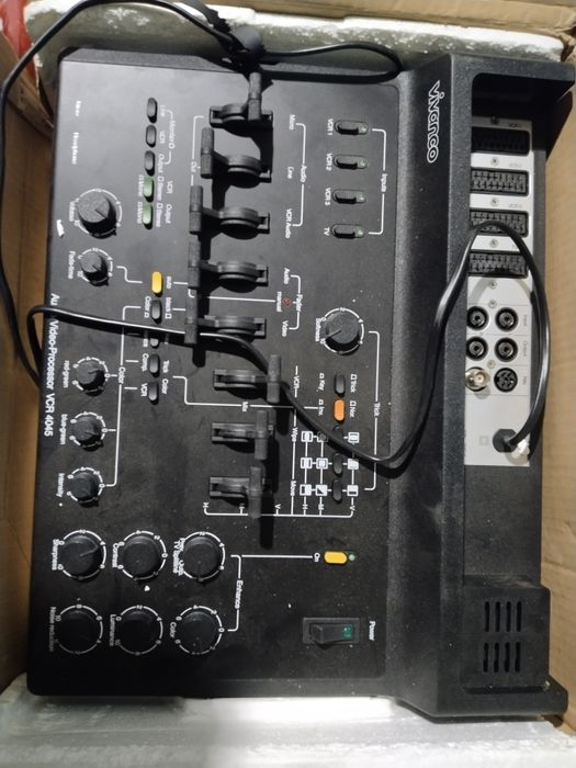 Микшерскии пульт и гитарный усилитель