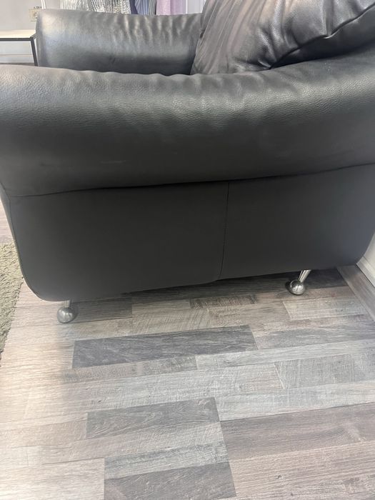Canapea piele si mobilier showroom haine