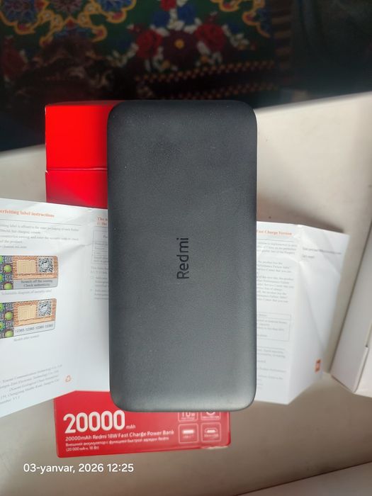 Rasmda Xiaomi Redmi 20000mAh 18W tez quvvatlanuvchi tashqi akkumulyato