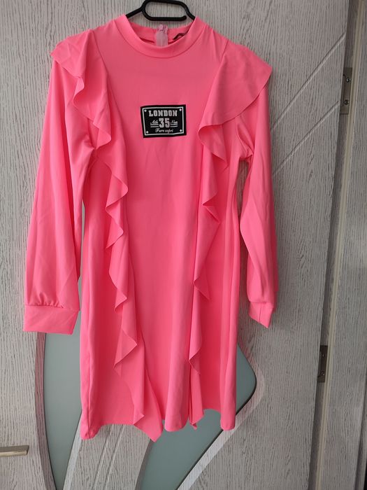 Розова рокля с коланче