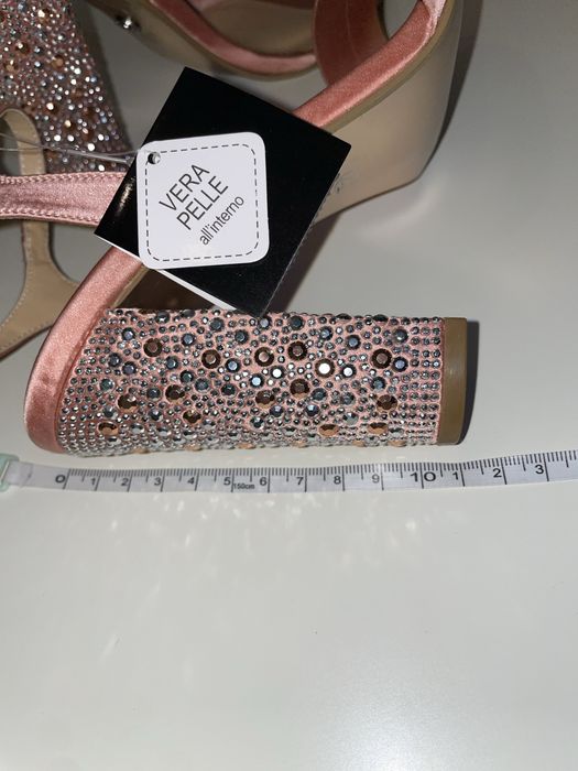 Високи токчета с блестящи кристали