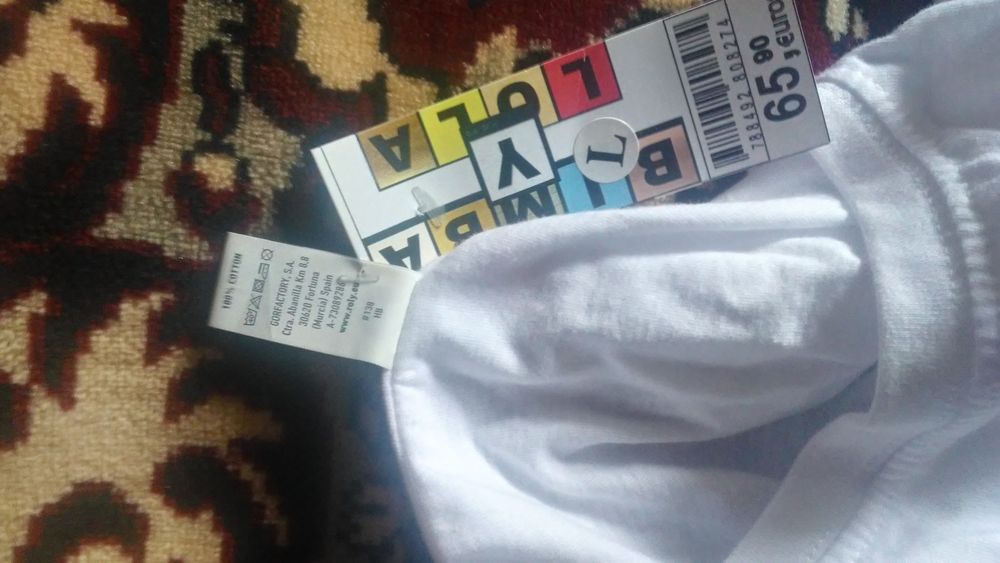 Vand tricouri albe cotton UNISEX.pret 100 de lei si 50 lei.