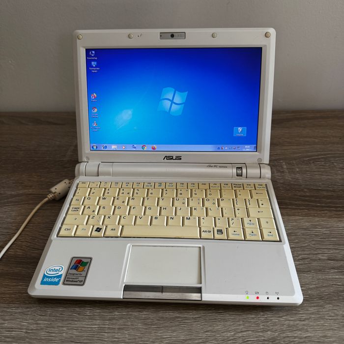ASUS Eee PC 900 мини лаптоп с оригинално зарядно