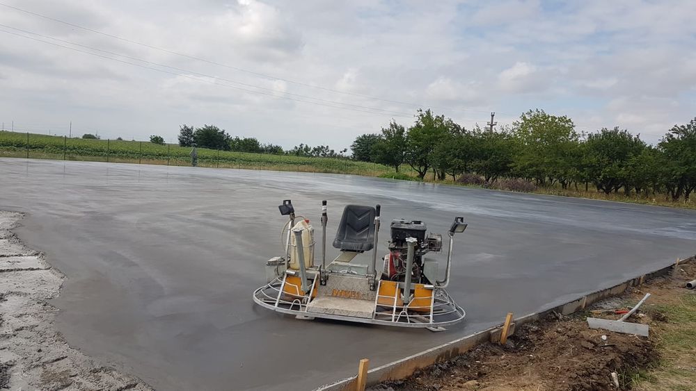 Finisare beton cu elicopter și cuart in curte - industrial
