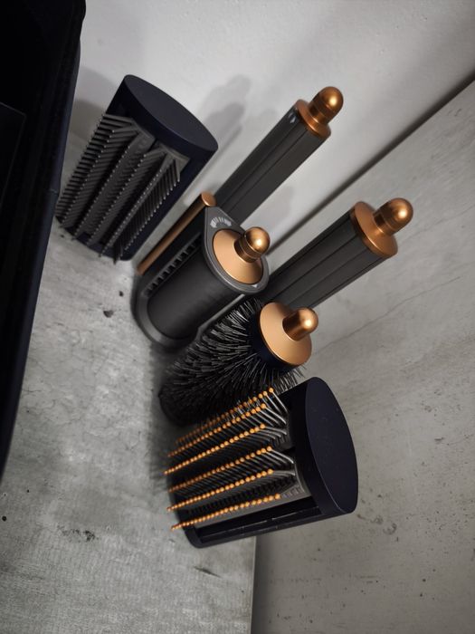 Dyson стайлер синего цвета