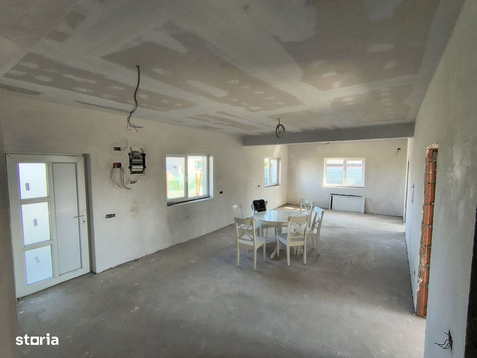 Casă nouă cu 4 camere în zonă liniștită