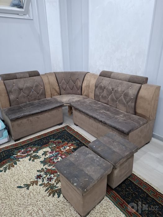 Oshxona uchun qulay va baquvvat burchakli divan (ugalok) + 2 ta pufik