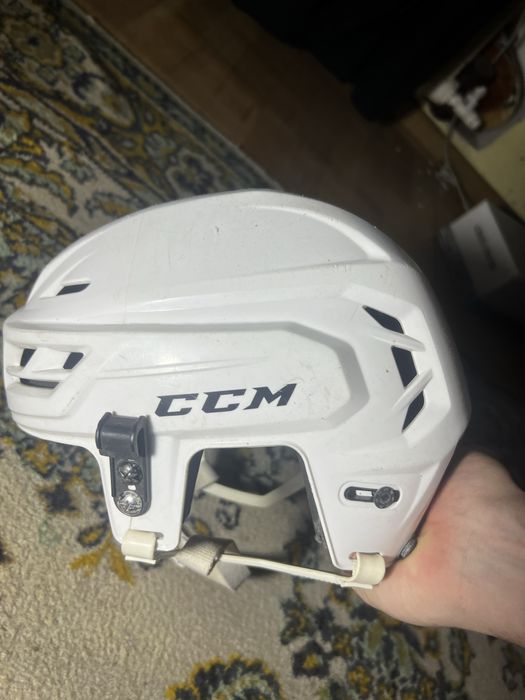Продам хоккейный шлем
