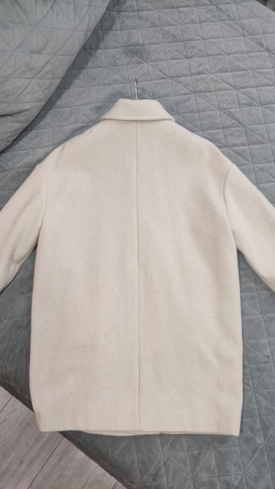 Чисто ново вълнено бяло палто