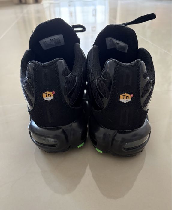 Nike Air Max Plus TN – Black/Volt Neon – Mărimea 42 – Stare Excelentă