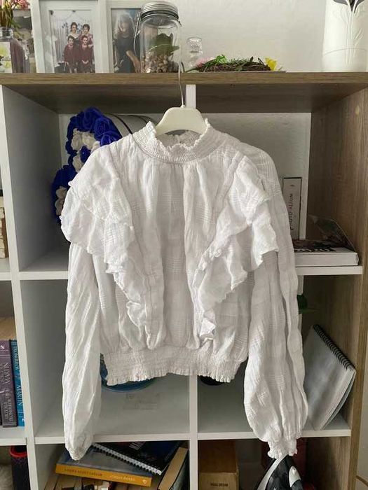Bluza zara alba cu volanase pe gat, dantelata