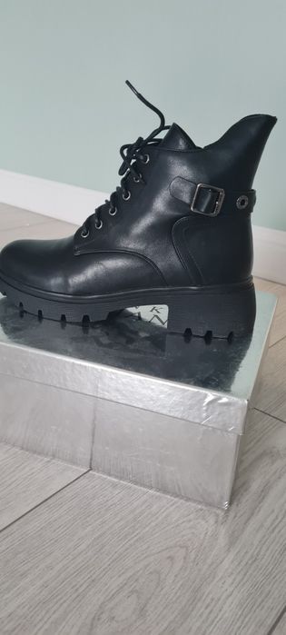 Продам новые зимние ботинки
