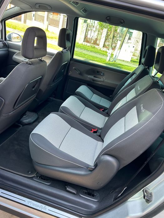Se vinde vw sharan 7 locuri 2.0 TDI 140 cp model freestayl an 2009 etc..