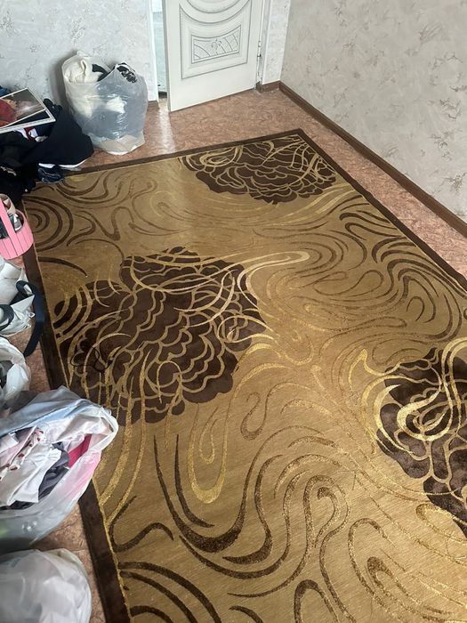 Коричневый ковер б/у