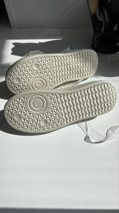 Продам женские дышащие кроссовки