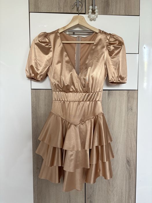 Vând rochie cu volanase