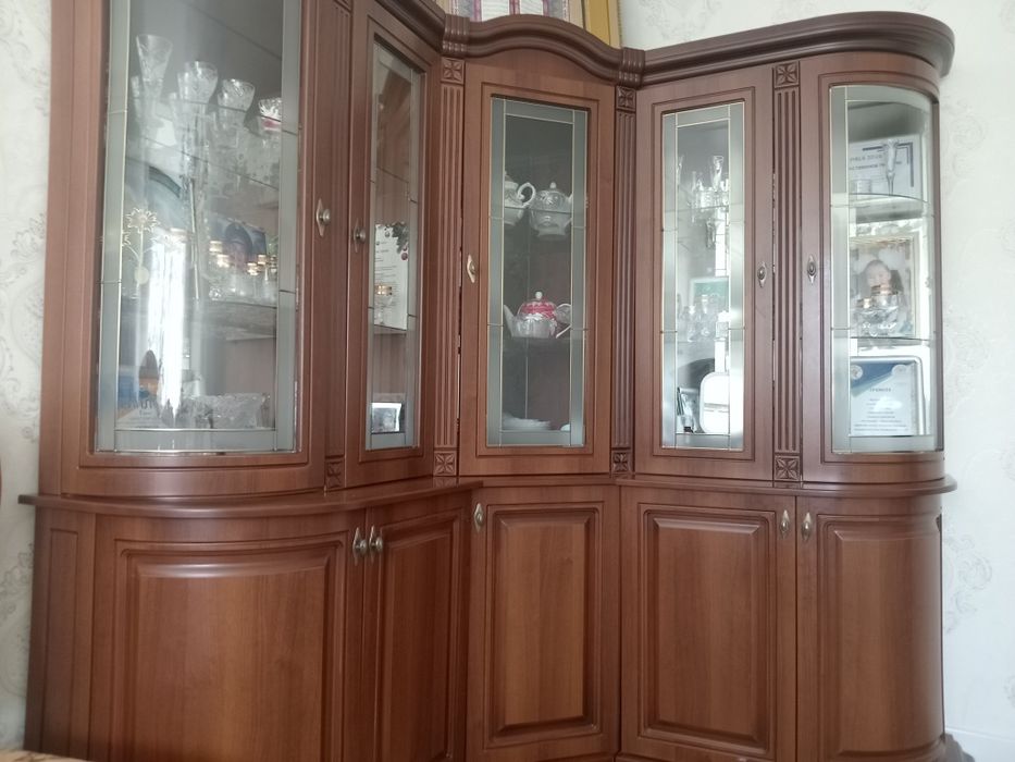 Стол и стенка для гостиной