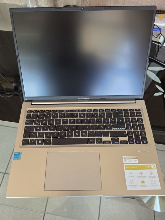 Asus Vivobook продавам